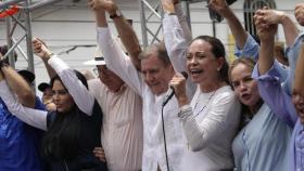 González Urrutia, candidato opositor en Venezuela, de la mano de María Corina Machado, en un acto de campaña.