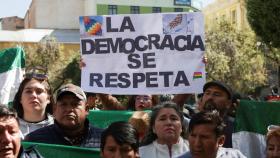 Manifestantes en apoyo de la democracia en Bolivia tras el intento de golpe de Estado