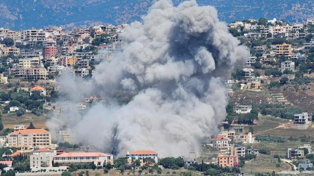 El humo se eleva como se muestra en la imagen de la ciudad de Qlayaa, en Líbano.
