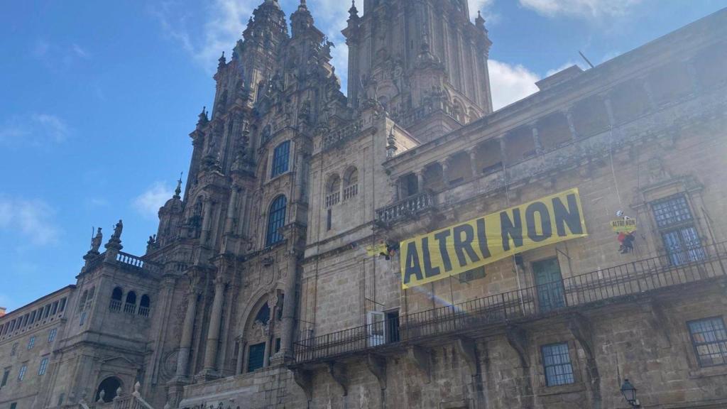 Despliegan una pancarta contra Altri en la Catedral de Santiago