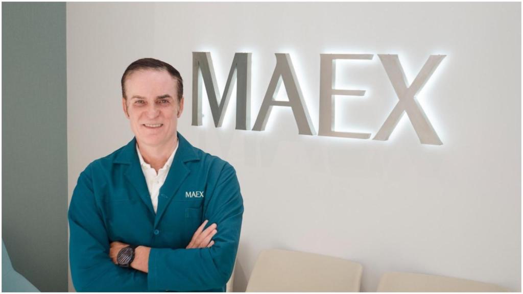 Juan Carlos Pérez Varela en su clínica MAEX de Santiago