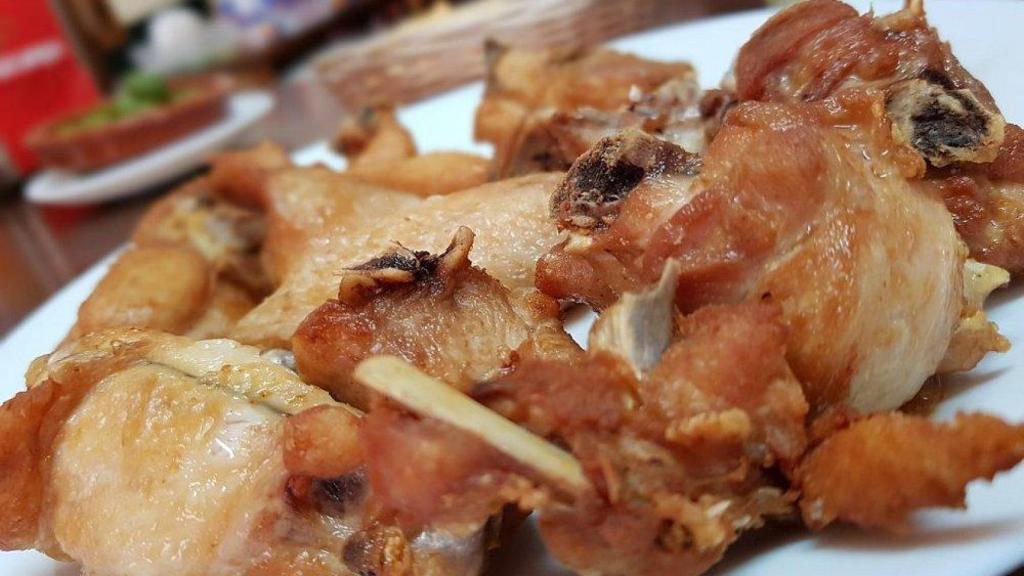El pollo frito de este bar es una de las tapas más míticas de Sevilla.