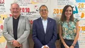 El presidente y la directora ejectutiva de Salud Mental España, Nel A. González y Celeste Mariner, y Carlos Fornes, presidente de la ADSCV (en el centro).