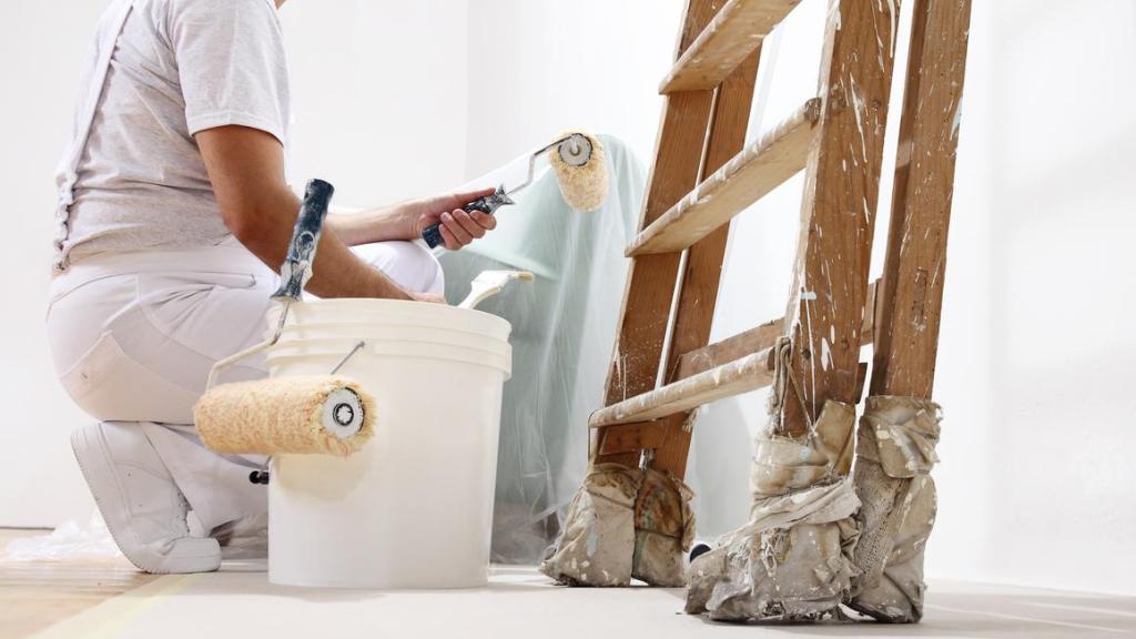 Un pintor pintando una habitación en un piso de alquiler.