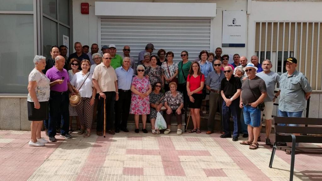 Martín-Buro y el alcalde visitan el centro mayores de Urda.