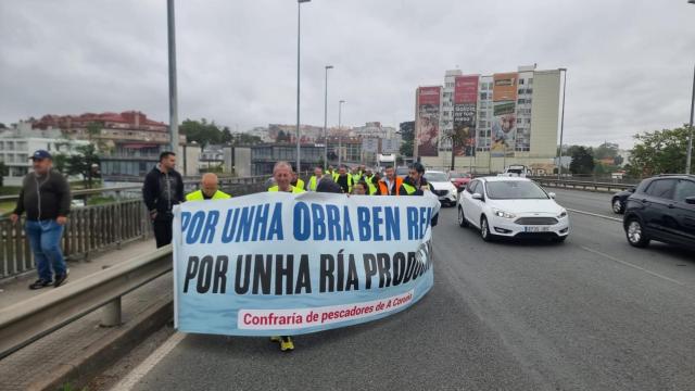 Pescadores de A Coruña cortan el Puente Pasaje