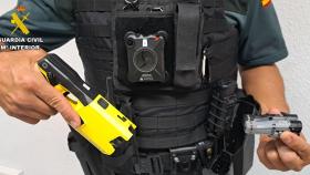 Una de las pistolas táser con las que ha sido dotada la USECIC de la Guardia Civil de Albacete.