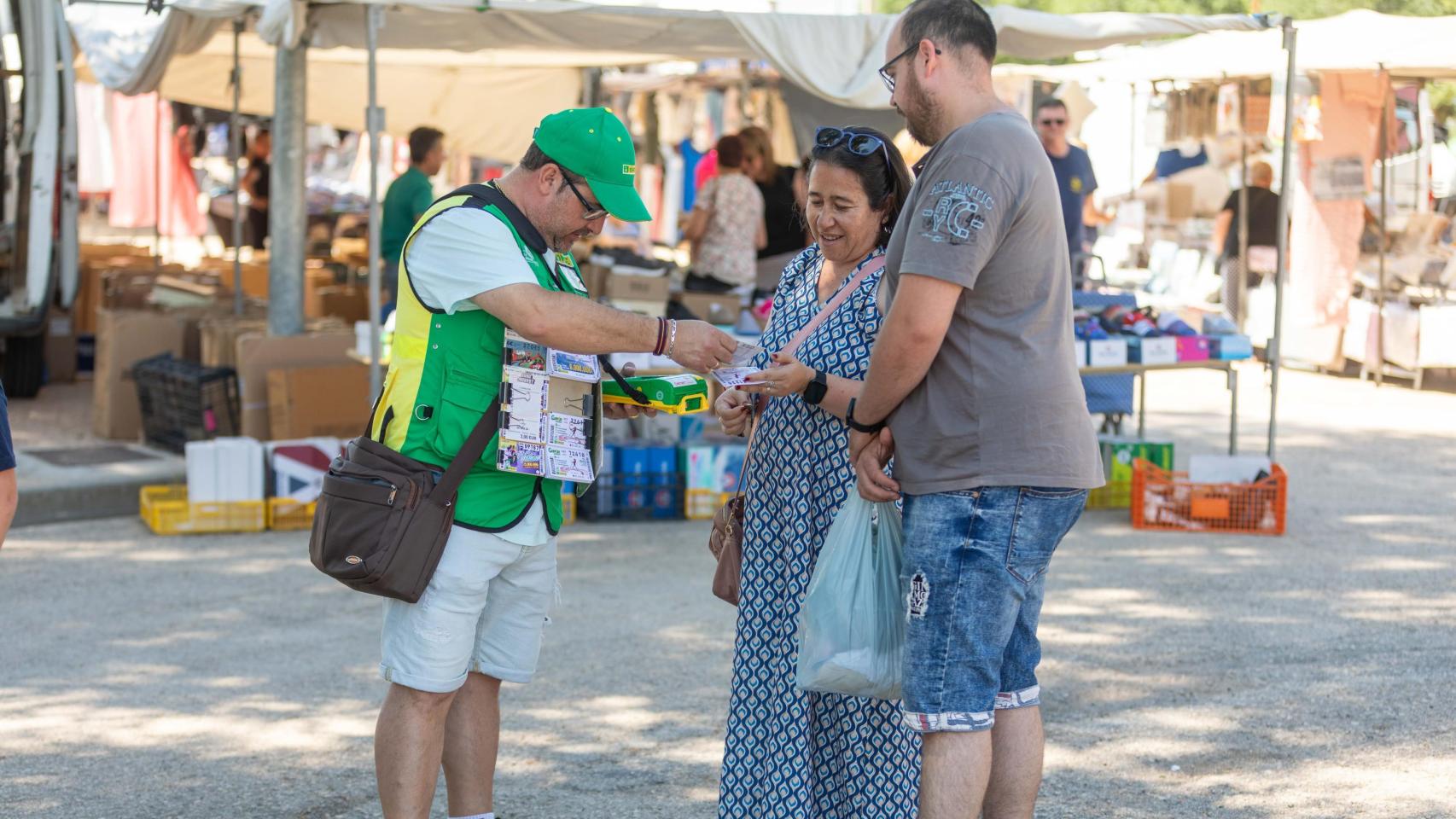 Antonio trabajando en el mercadillo de Madridejos.