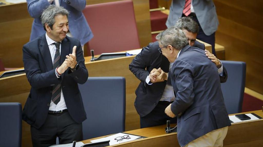 Mazón abraza al conseller de Educación, José Antonio Rovira, tras la aprobación de la ley