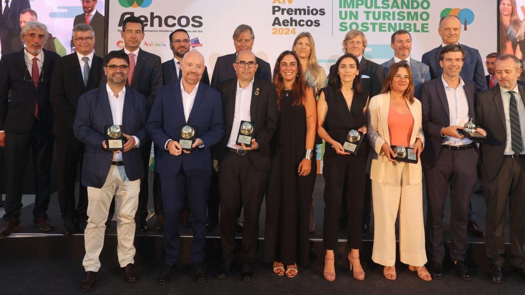 Directivos de los hoteles premiados con el equipo de gobierno de Aehcos.