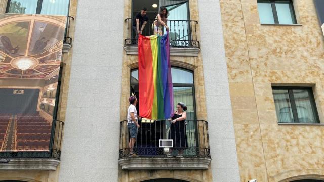 La concejala de Familia e Igualdad de Oportunidades, Miryam Rodríguez, junto a la Asociación Iguales, colocan la bandera arcoíris en el Liceo