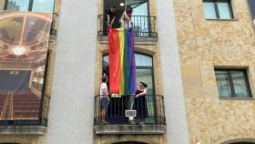 La concejala de Familia e Igualdad de Oportunidades, Miryam Rodríguez, junto a la Asociación Iguales, colocan la bandera arcoíris en el Liceo