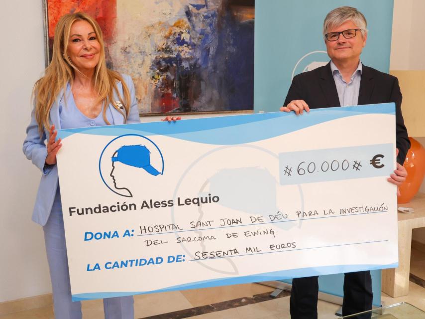 Ana Obregón haciendo entrega del cheque.