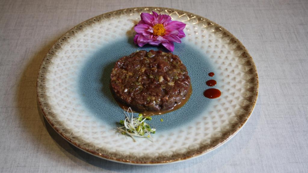 Steak tartar de carne de reno macerado del restaurante Egun-On, en Barajas.