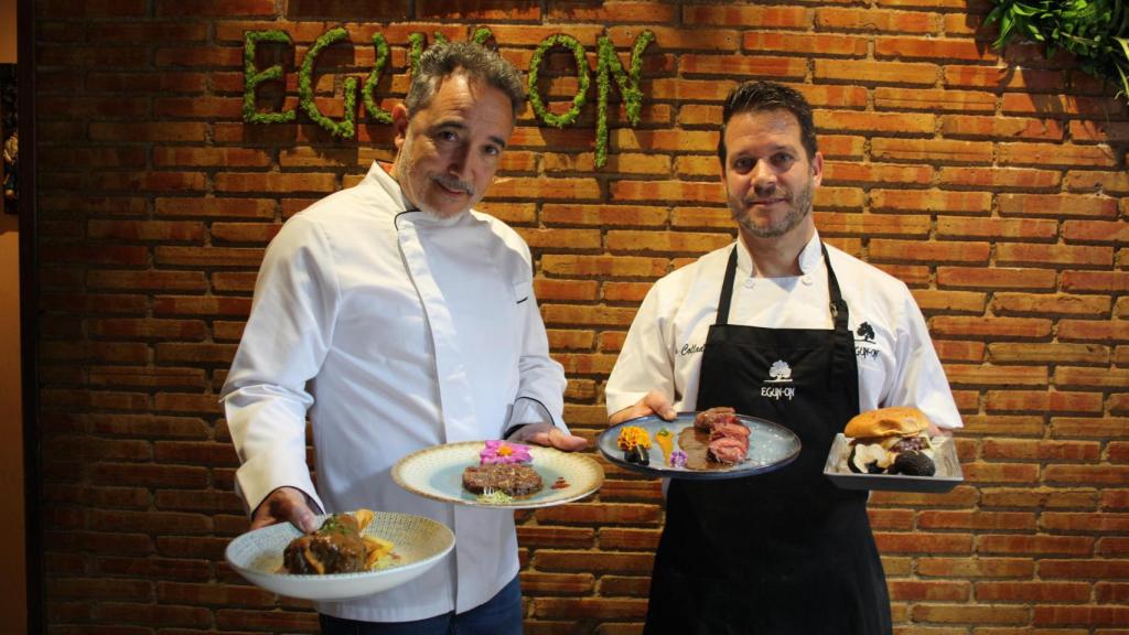 El proveedor José Gozalo y el chef Eduardo Collado muestran el jarrete, el steak tartar, el lomo alto y la hamburguesa de carne de reno.