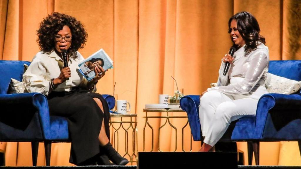 Michelle Obama junto a Oprah Winfrey en la presentación de su libro.