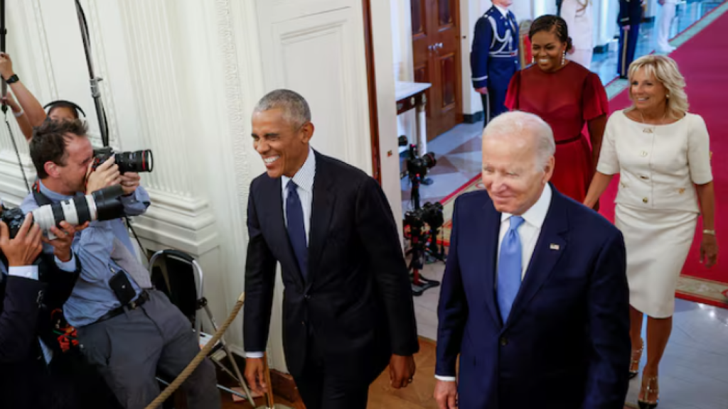 Joe Biden y Jill Biden  junto a Barack Obama y Michelle Obama en la entrada de la casa blanca.
