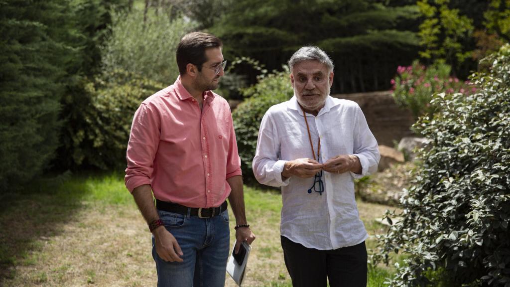 Joaquín Torres durante la entrevista con EL ESPAÑOL | Porfolio, en los exteriores de la finca de sus padres en La Escorzonera, Madrid.