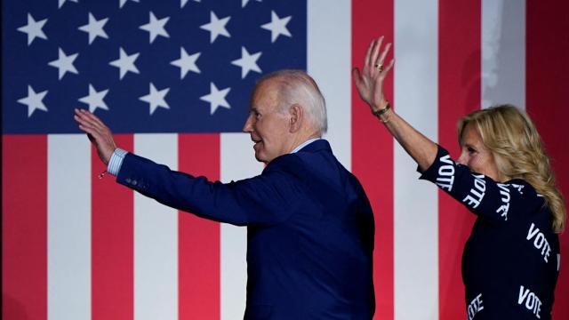 El presidente de Estados Unidos, Joe Biden , y la primera dama, Jill Biden, saludan al salir del escenario durante un mitin de campaña en Raleigh, Carolina del Norte.