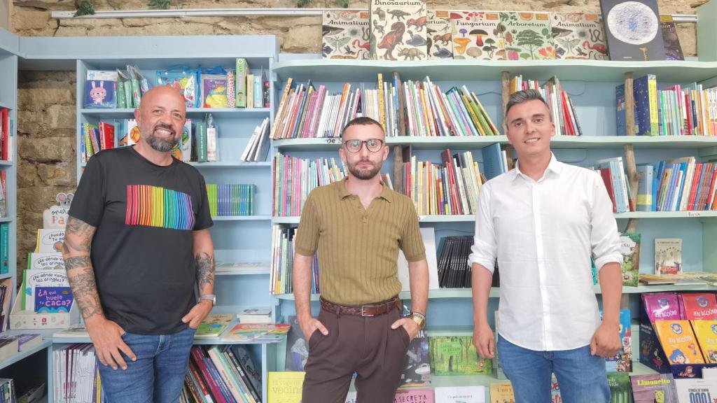 Emilio Ruiz, Aitor Llobell y Santi Carbonell, en la sección de libros infantiles de la librería Pynchon & co.