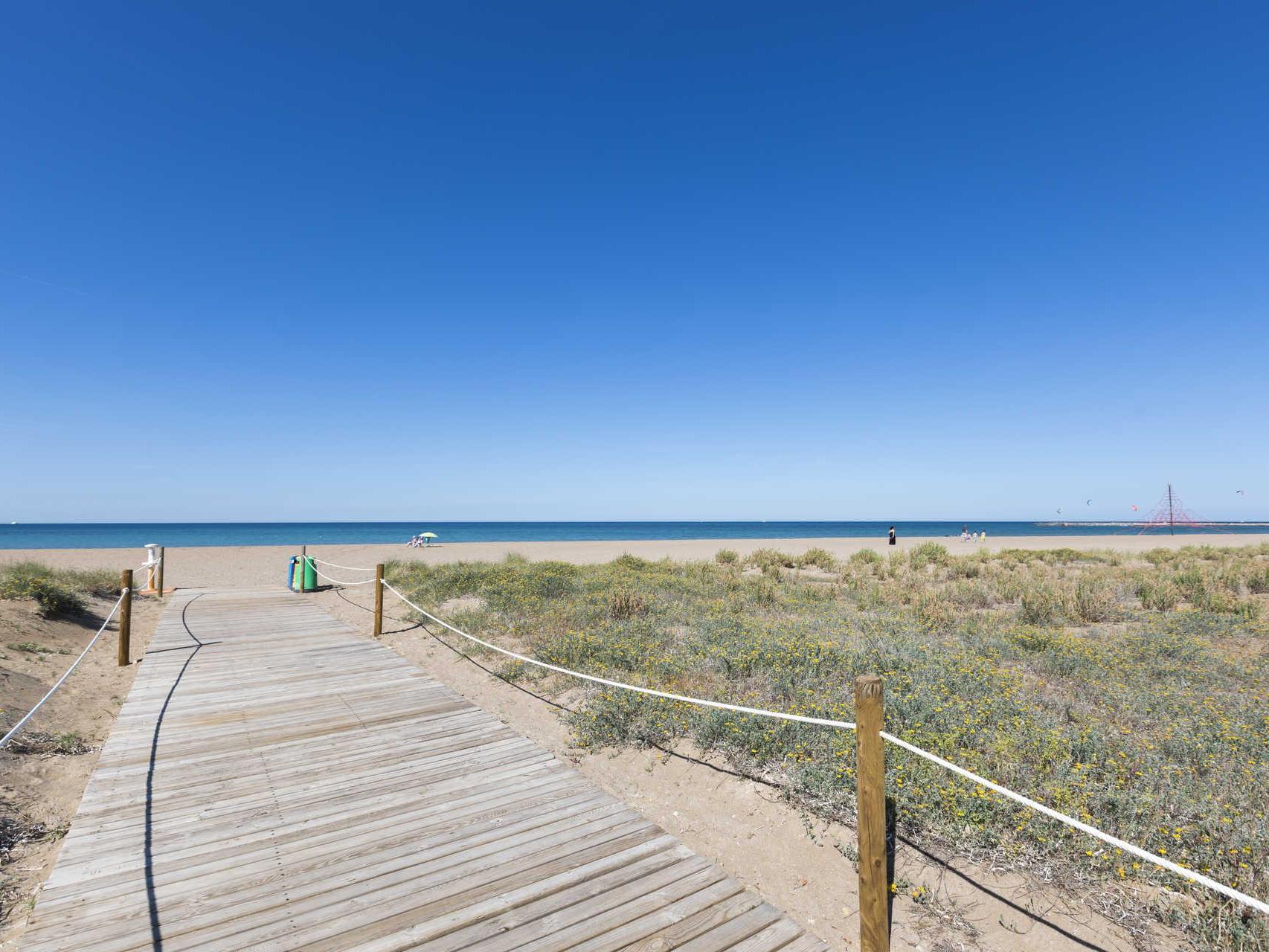 Detenido por masturbarse ante tres chicas menores en una playa de Dénia