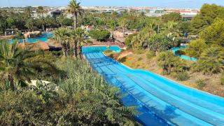 El espectacular parque acuático de Alicante en el que pasar un día inolvidable con toboganes y piscina de olas
