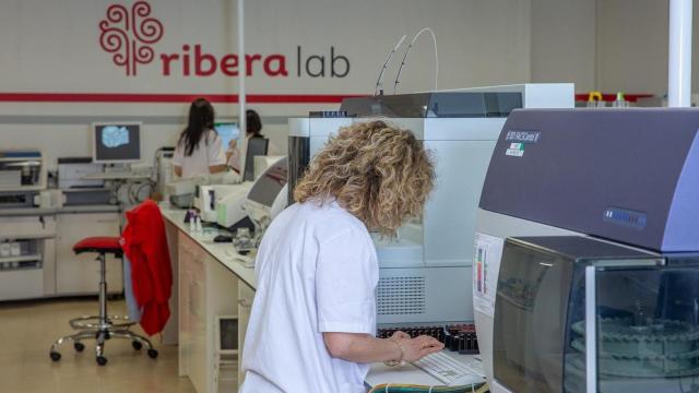Profesionales del grupo Ribera en su laboratorio.