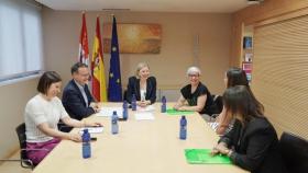 La consejera de Familia e Igualdad de Oportunidades, Isabel Blanco, presenta mejoras en la atención a los afectados por Esclerosis Lateral Amiotrófica (ELA) en Castilla y León junto a la presidenta de ELACyL, Rosa María Gómez