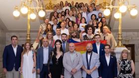 Foto de familia en el Ayuntamiento de Valladolid en el Día del Orgullo