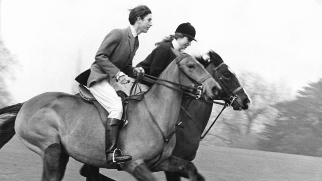 Carlos III y la princesa Ana, a caballo, en el año 1969.