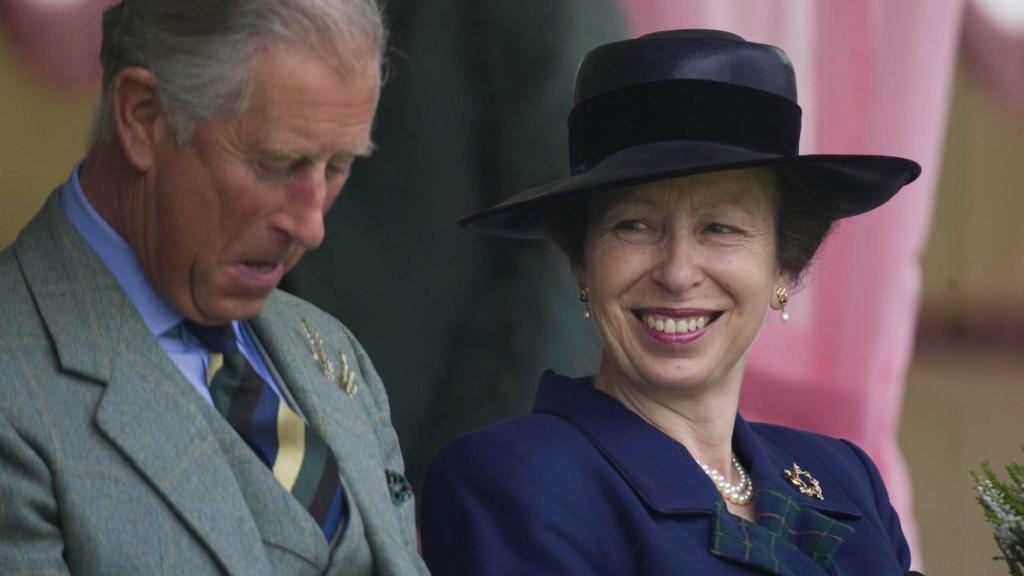 El rey Carlos y su hermana en un acto en Escocia en 2010.