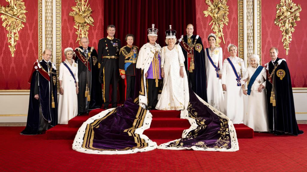 La princesa Ana, a la derecha de Carlos III, en el posado oficial de la coronación.