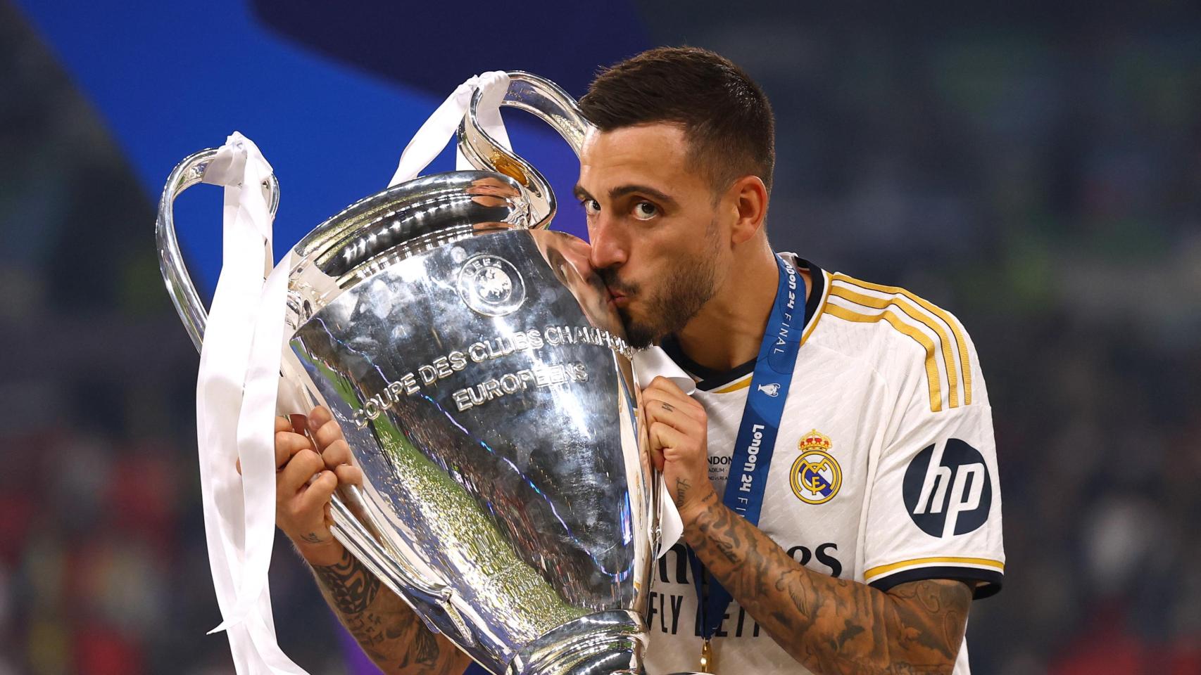 Joselu besa la última Champions conquistada por el Real Madrid.