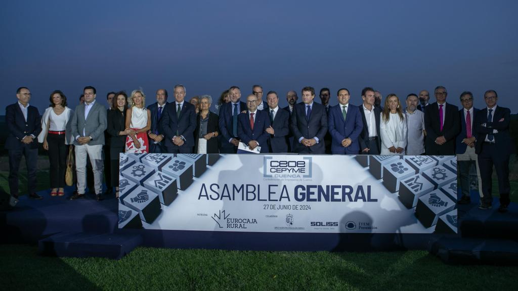 Foto de familia de la Asamblea General de CEOE Cepyme en Cuenca con la presencia del presidente de Castilla-La Mancha, Emiliano García-Page.