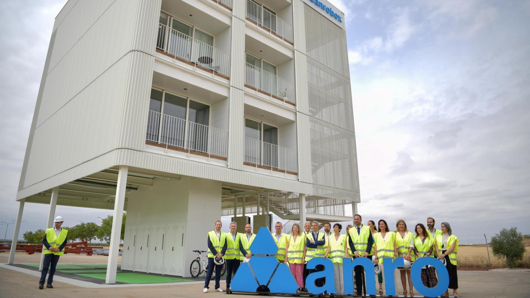 La ministra Isabel Rodríguez visita la empresa Anro en Tomelloso (Ciudad Real). Foto: Europa Press.