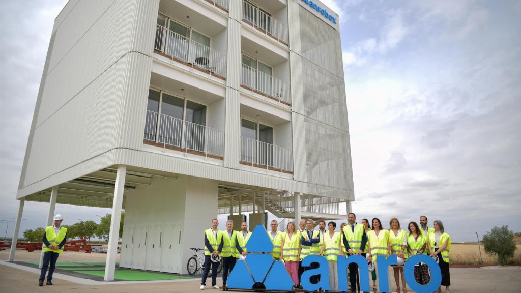 La ministra Isabel Rodríguez visita la empresa Anro en Tomelloso (Ciudad Real). Foto: Europa Press.