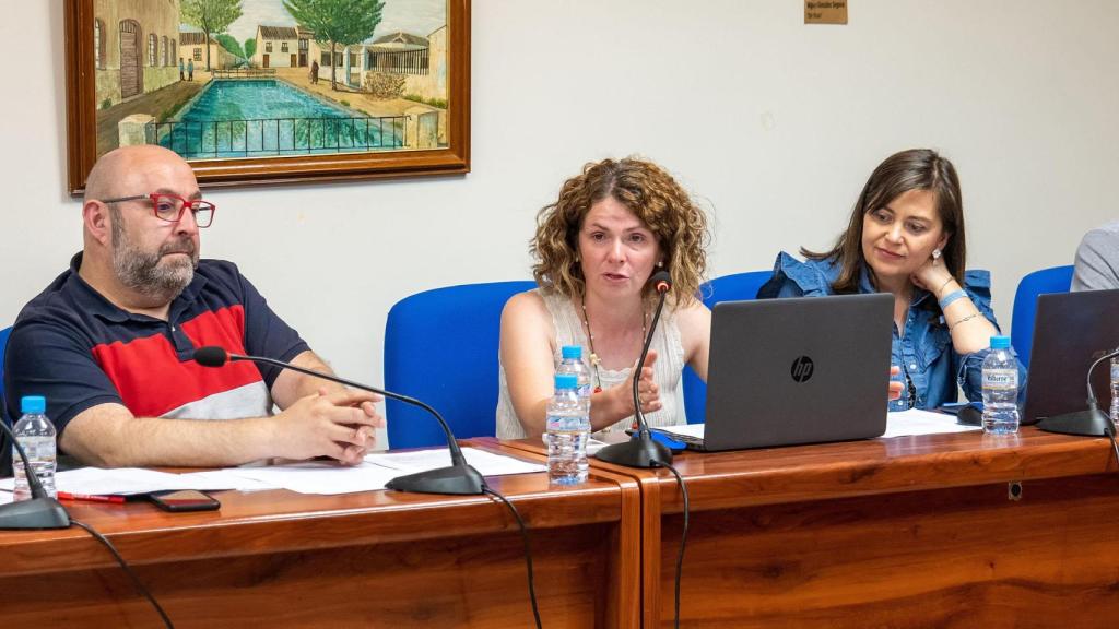 Pilar Mateos, en el centro, comunicando su decisión de dimitir.