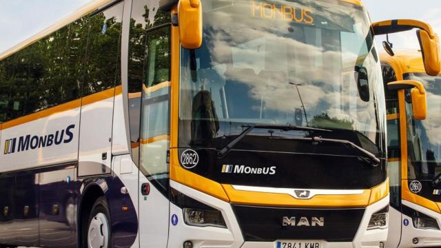 Un autobús de la empresa Monbus.