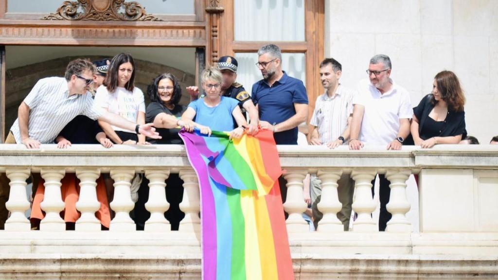 Concejales de Compromís despliegan la bandera arcoíris en el Ayuntamiento de Valencia, ante la negativa de la Policía.