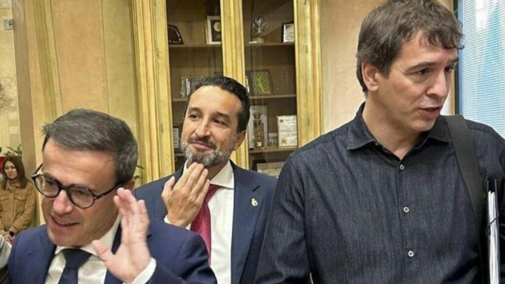 A la derecha, David Sánchez, junto al presidente de la Diputación de Badajoz, Miguel Ángel Gallardo.