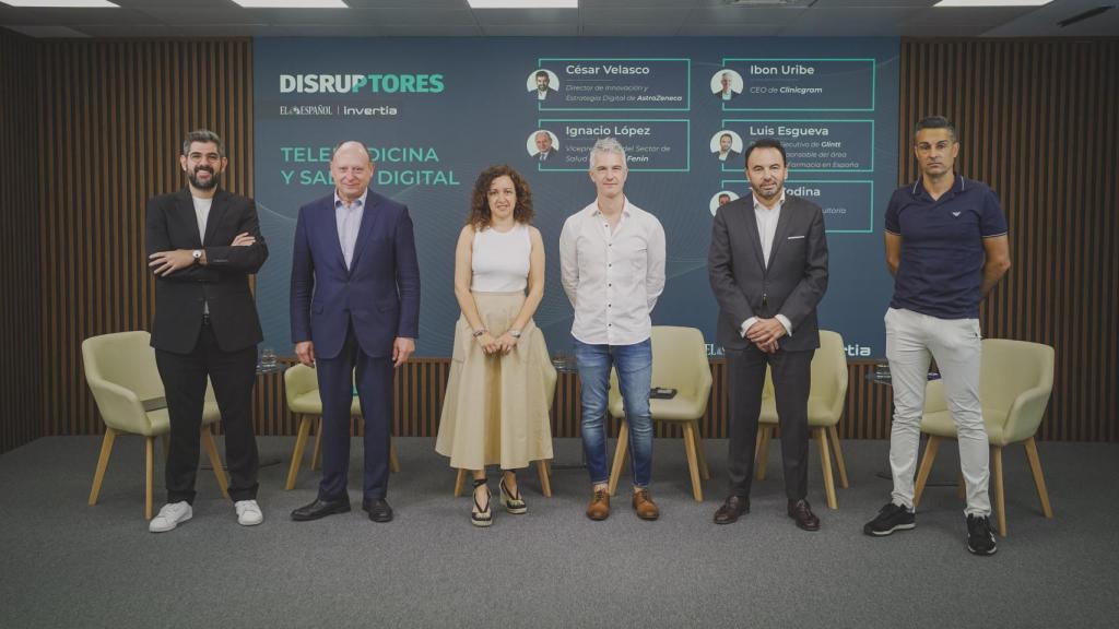 De izquierda a derecha: César Velasco, director de Innovación y Estrategia Digital de AstraZeneca; Ignacio López, vicepresidente del Sector de Salud Digital de Fenin; Noelia Hernández, redactora jefa de DISRUPTORES; Ibon Uribe, CEO de Clinicgram;  Luis Esgueva, director ejecutivo de Glintt Global y responsable del área de Glintt Life - Farmacia en España; y  Toni Codina, CEO de iSalud Consultoría Tecnológica.