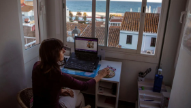 Una persona teletrabajando en su casa.