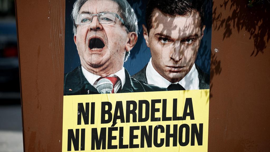 Un cartel en el que aparecen el miembro del partido La France Insoumise de Francia, Melenchon, y el presidente del partido Rassemblement National, Bardella.