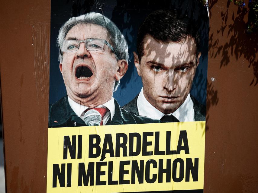 Un cartel en el que aparecen el miembro del partido La France Insoumise de Francia, Melenchon, y el presidente del partido Rassemblement National, Bardella.