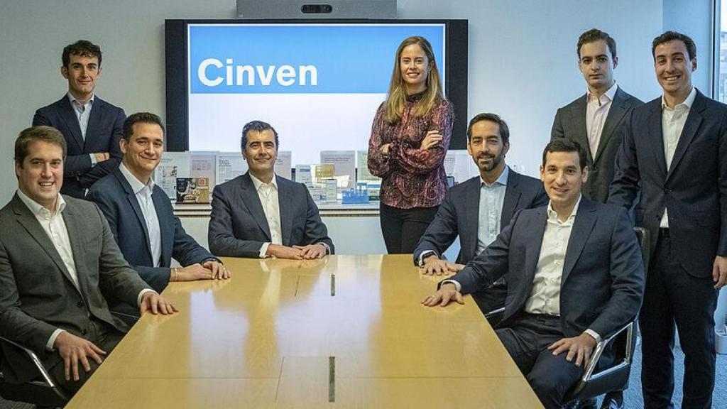 Miembros importantes de la empresa Cinven en una de sus oficinas.
