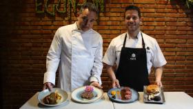 José Gozalo, proveedor de carne de Olmeda Orígenes, y el chef Eduardo Collado de Egun-On, muestran los cuatro platos de reno del restaurante.