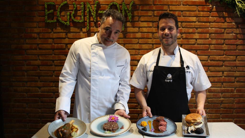 José Gozalo, proveedor de carne de Olmeda Orígenes, y el chef Eduardo Collado de Egun-On, muestran los cuatro platos de reno del restaurante.