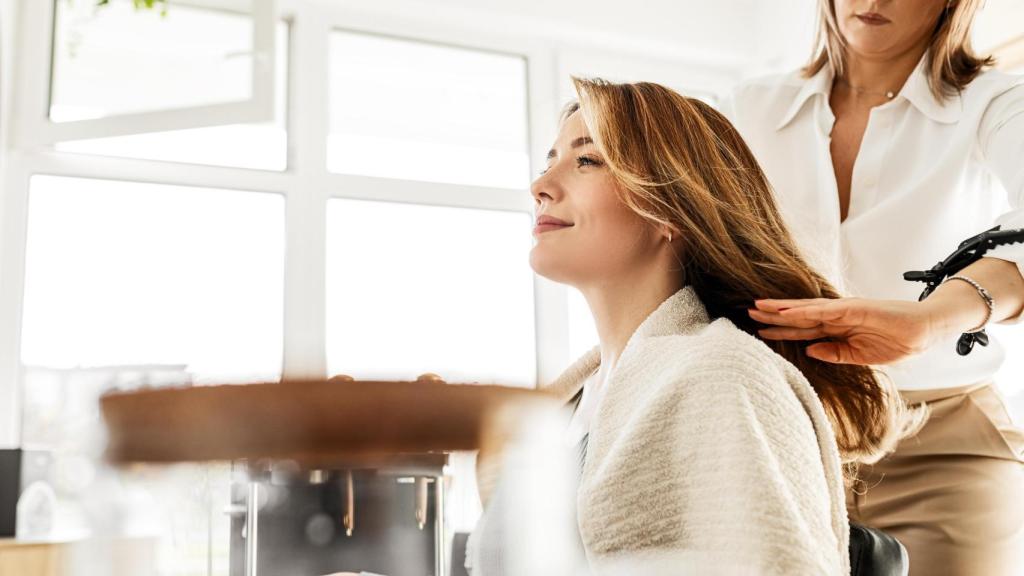 Mujer en la peluquería antes de cortarse el cabello.