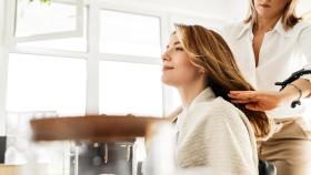 Mujer en la peluquería antes de cortarse el cabello.