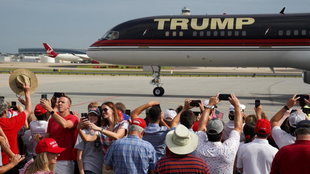Seguidores de Donald Trump le reciben en el aeropuerto de Atlanta, antes del debate electoral.